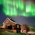 Prázdninový dům Jacuzzi, Fjord View & Northern Lights - Close To & North Cape Hammerfest