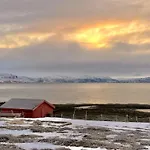 Jacuzzi, Fjord View & Northern Lights - Close To & North Cape Feriehus *
