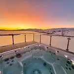 Jacuzzi, Fjord View & Northern Lights - Close To & North Cape Feriehus Hammerfest