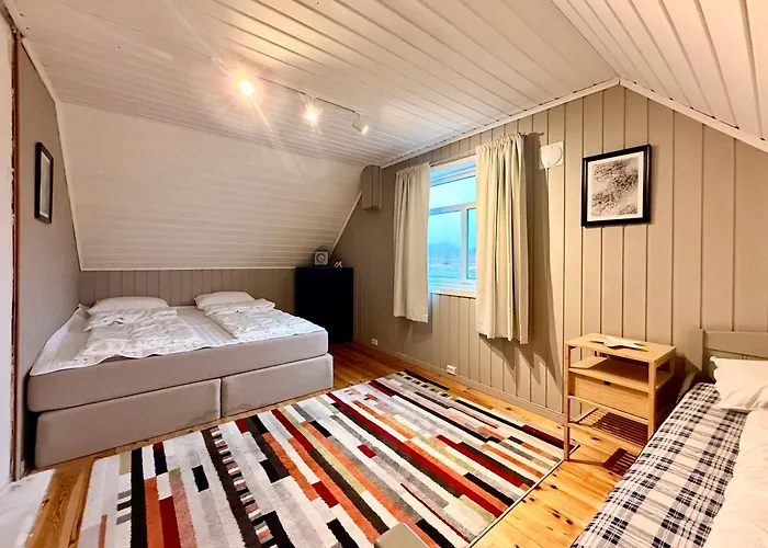 Jacuzzi, Fjord View & Northern Lights - Close To & North Cape Semesterbostad Hammerfest
