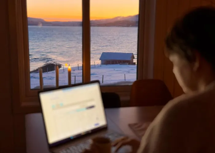 Semesterbostad Jacuzzi, Fjord View & Northern Lights - Close To & North Cape Hammerfest